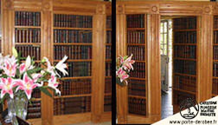Deux vues d'une bibliothèque en bois remplie de livres anciens, dont une partie pivote pour révéler une porte dérobée, avec un bouquet de lis au premier plan.