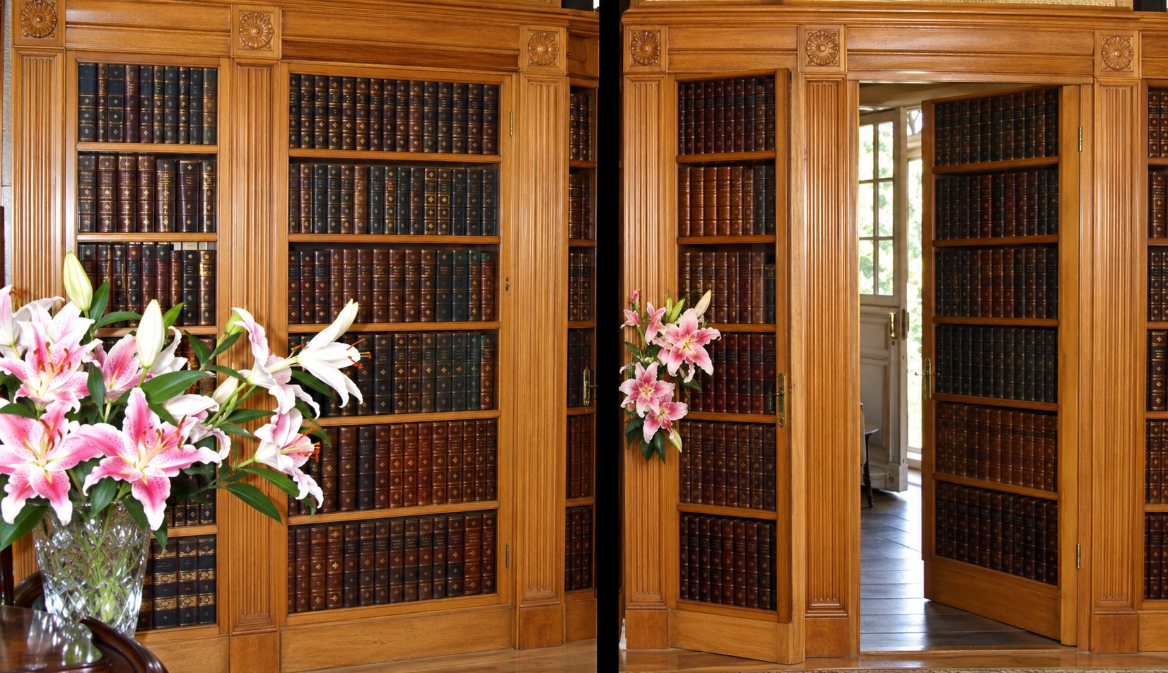 Deux vues d'une bibliothèque en bois remplie de livres reliés, fermée à gauche et ouverte à droite sur une porte dérobée, avec un bouquet de lis roses au premier plan.